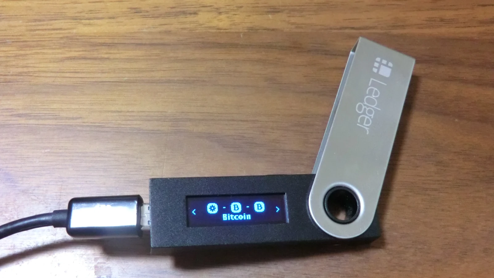 Portefeuille matériel Ledger Nano S connecté par USB, utilisé en illustration des agressions crypto.