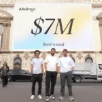 Les trois cofondateurs d’AlloBrain devant un visuel annonçant une levée de 7 millions de dollars.