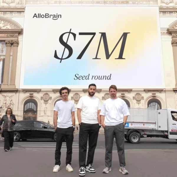 Les trois cofondateurs d’AlloBrain devant un visuel annonçant une levée de 7 millions de dollars.