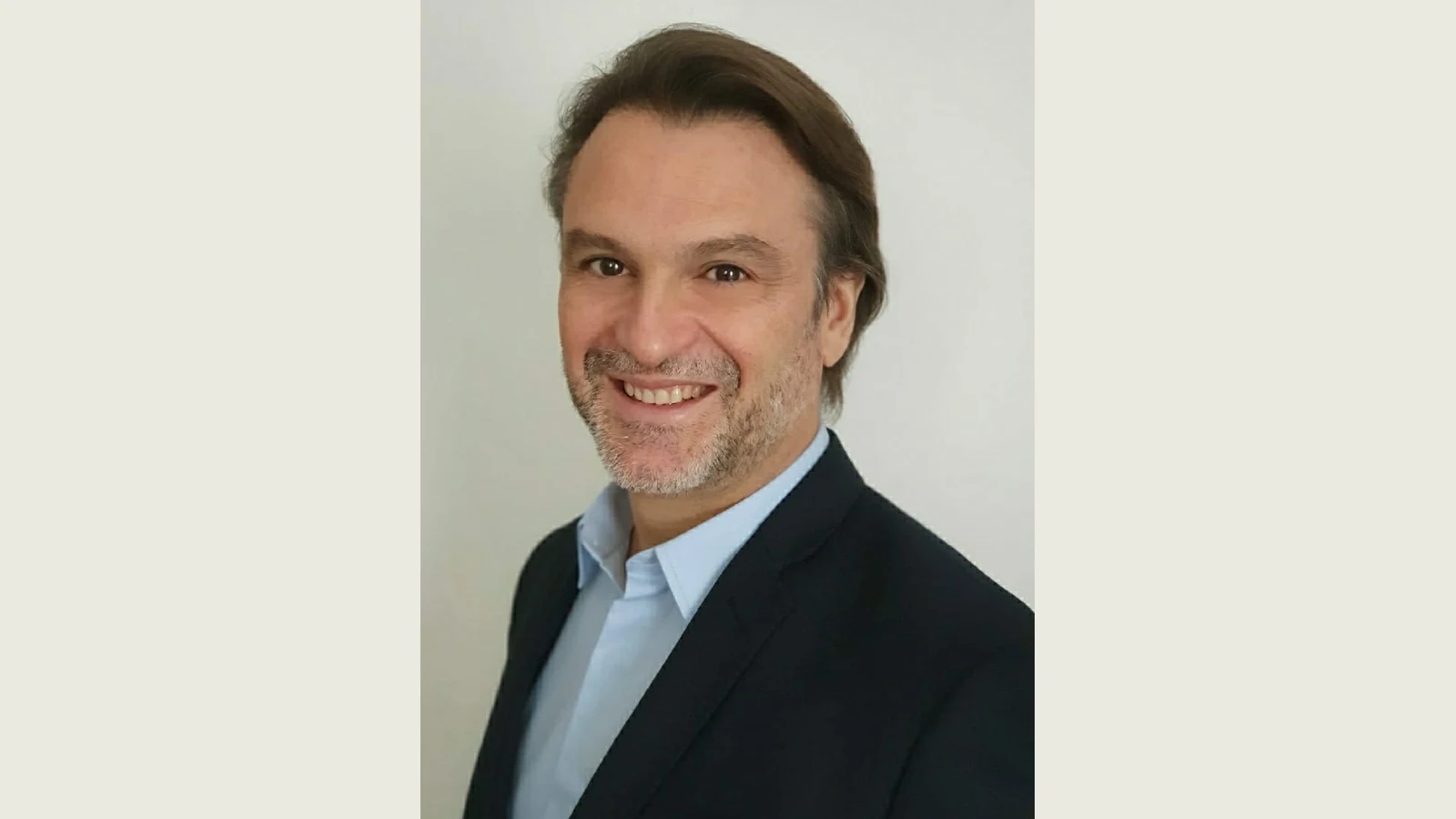 Antony Derbes, président d’Open Lake Technology, en veste sombre et chemise bleu clair.