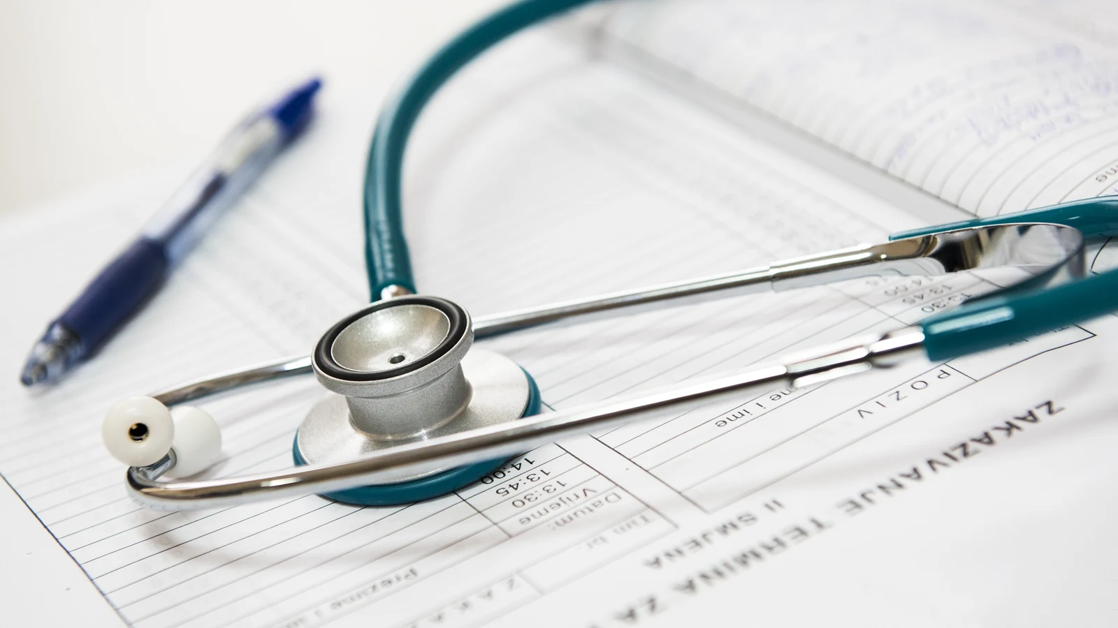 Un stéthoscope et un stylo posés sur un document médical.