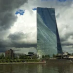 La tour vitrée du siège de la BCE à Francfort, vue depuis l’autre rive du Main.