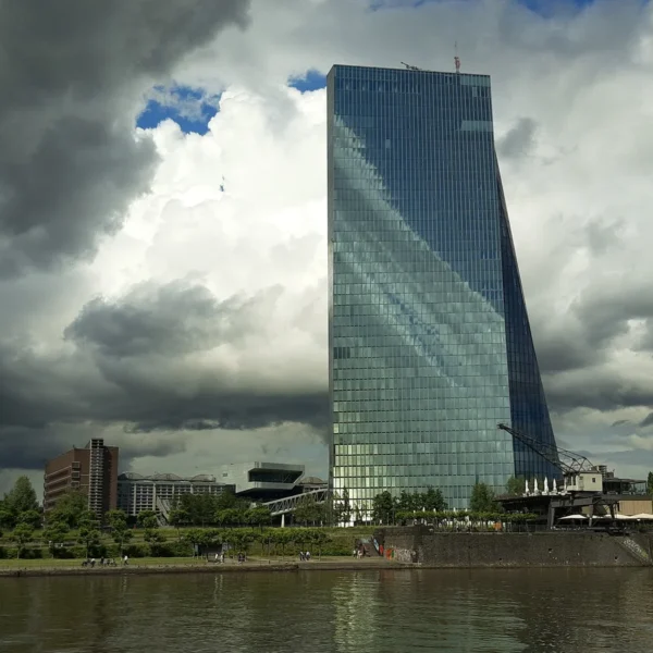 La tour vitrée du siège de la BCE à Francfort, vue depuis l’autre rive du Main.