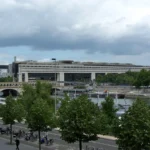 Le ministère de l’Économie et des Finances à Bercy, vu depuis l’autre rive de la Seine.