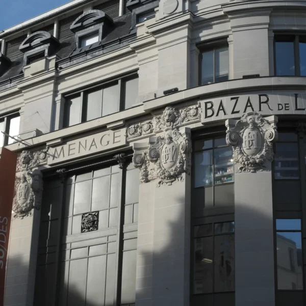 Façade du BHV à Paris avec l’inscription « Bazar de l’Hôtel de Ville ».