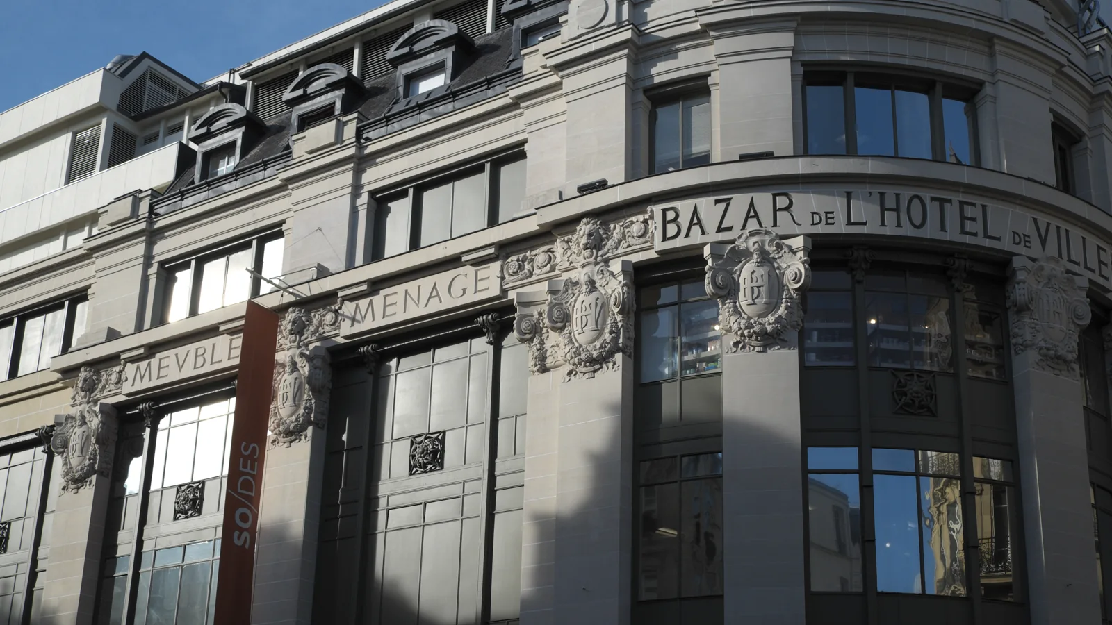 Façade du BHV à Paris avec l’inscription « Bazar de l’Hôtel de Ville ».
