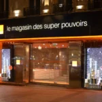 Devanture éclairée d’une boutique Orange sur les Champs-Élysées, à Paris.