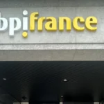 Enseigne blanche et jaune de Bpifrance au-dessus d’une entrée à Bourg-en-Bresse.