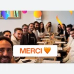 Groupe de personnes réunies autour d’une longue table, avec un logo Bricks visible sur un tee-shirt.