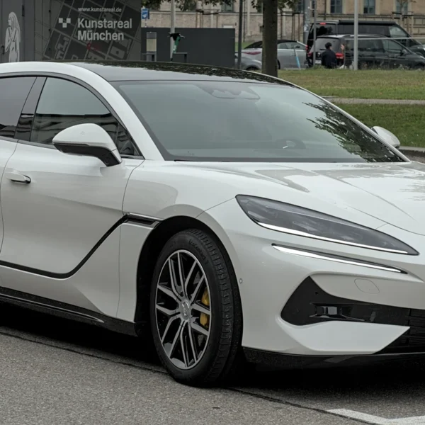 Denza Z9 GT blanche du groupe BYD, vue de trois quarts avant à l’IAA 2025.