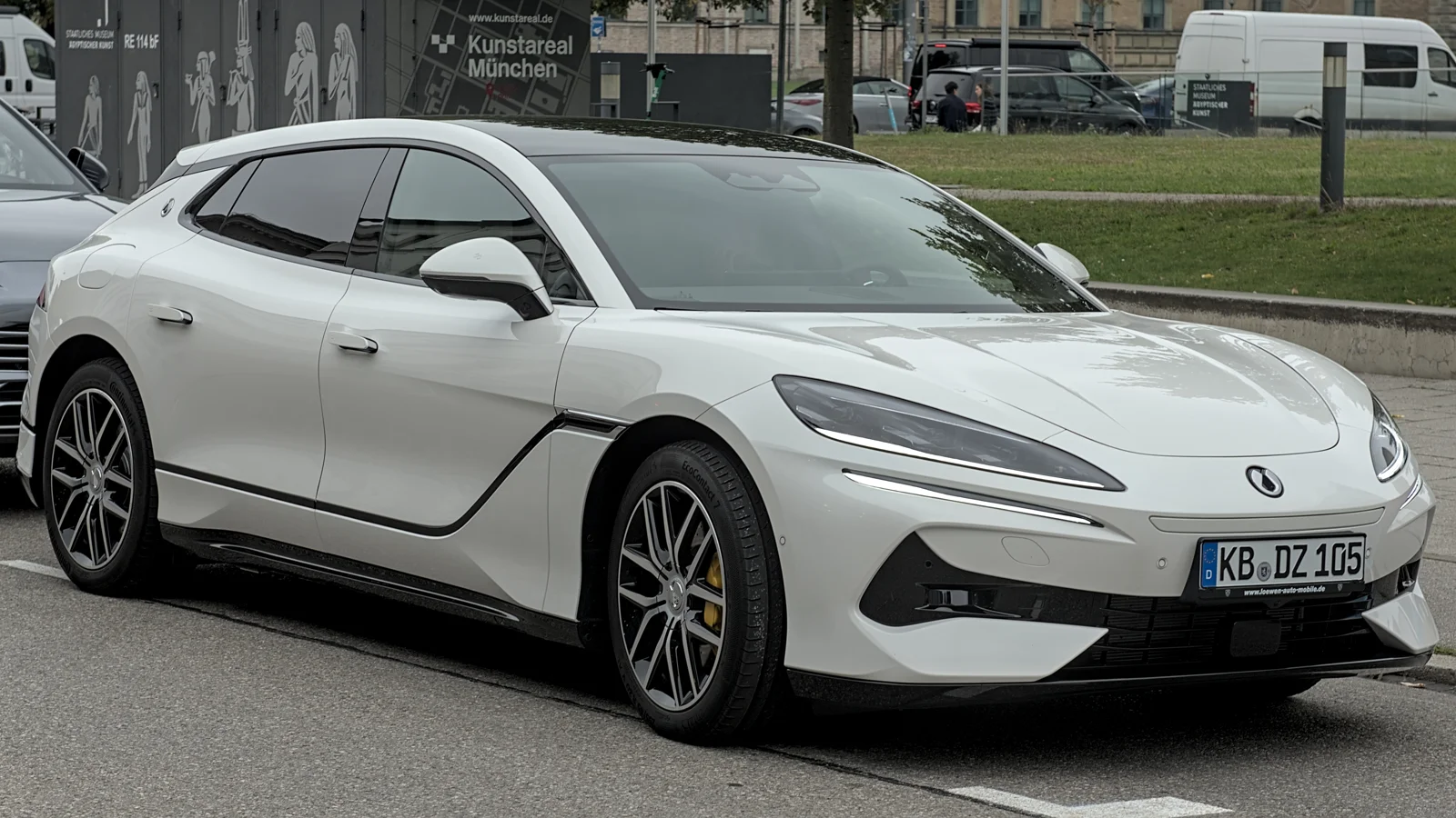 Denza Z9 GT blanche du groupe BYD, vue de trois quarts avant à l’IAA 2025.