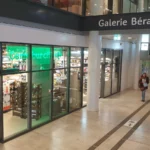 Devanture du Carrefour City de la galerie Béraudier, à la gare de Lyon-Part-Dieu, avec des passants dans le couloir.