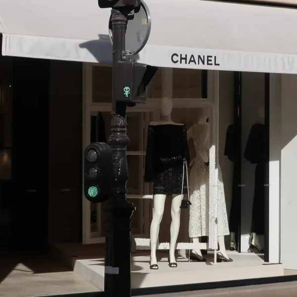 Vitrine Chanel rue Saint-Honoré à Paris, photo d’archives illustrant l’article sur Matthieu Blazy.