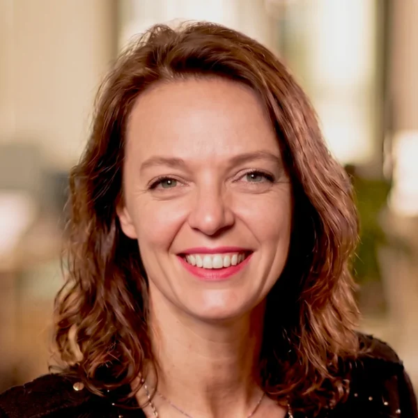 Charlotte Halb, nouvelle directrice générale de Kls, photographiée de face.