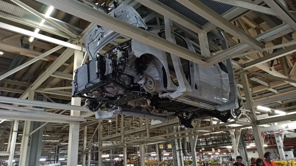 Un véhicule en cours d’assemblage, suspendu dans l’atelier de l’usine Stellantis d’Hordain.