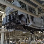 Un véhicule en cours d’assemblage, suspendu dans l’atelier de l’usine Stellantis d’Hordain.