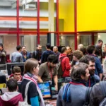 Participants échangeant autour d’écrans de jeux aux European Indie Game Days de 2015.