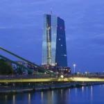 Siège de la BCE à Francfort au crépuscule, en illustration du crédit aux entreprises dans la zone euro.