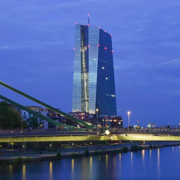 Siège de la BCE à Francfort au crépuscule, en illustration du crédit aux entreprises dans la zone euro.