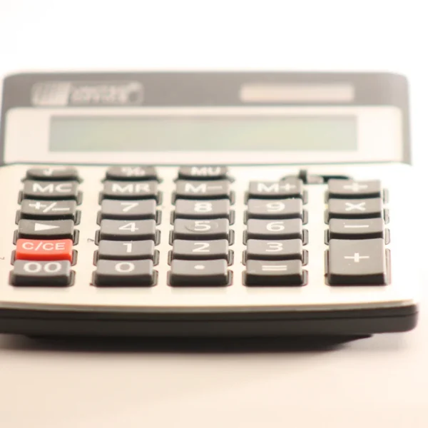 Calculatrice électronique à touches noires sur un fond clair.