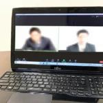 Détection des deepfakes : illustration d’une visioconférence sur un ordinateur portable.