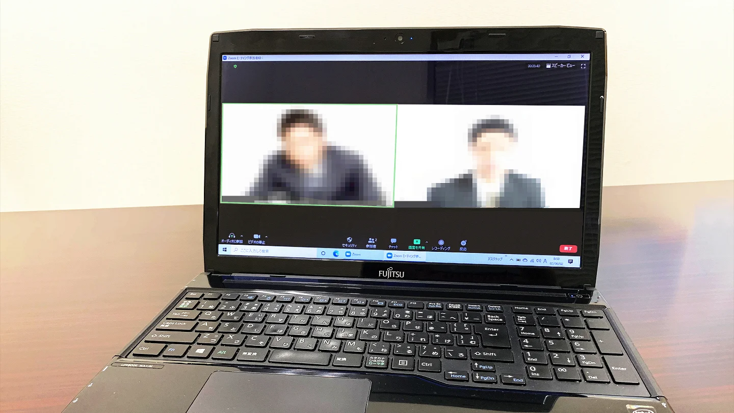 Détection des deepfakes : illustration d’une visioconférence sur un ordinateur portable.