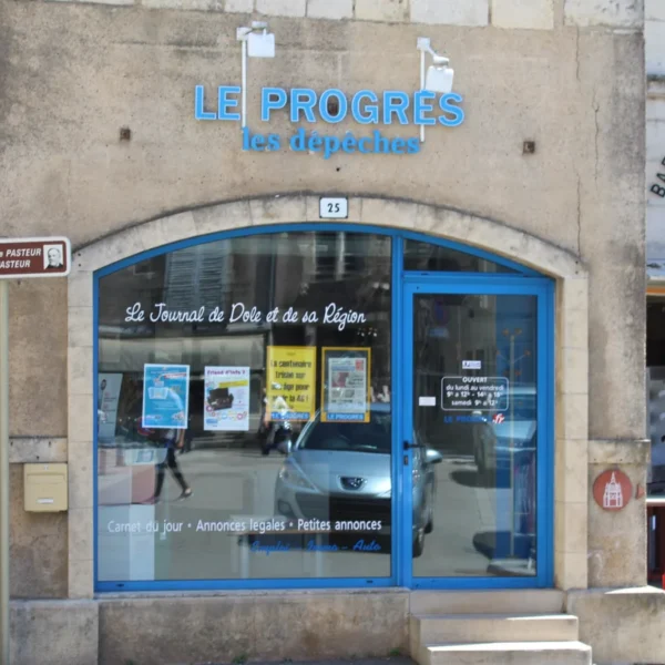 Façade du bureau du Progrès – Les Dépêches à Dole, avec son enseigne bleue et sa vitrine.