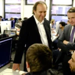 Xavier Niel et Thierry Mandon devant des étudiants et des ordinateurs dans une salle de l’école 42.