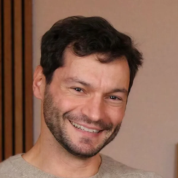 Portrait d’Édouard Fornas, fondateur de Nutri&Co, interrogé sur les compléments alimentaires.