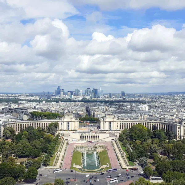 Énergie en Île-de-France : panorama de Paris avec le Trocadéro et La Défense à l’arrière-plan.