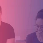 Un homme et une femme regardent vers un plan de travail, sous un dégradé rose et bleu.