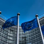 Drapeaux de l’Union européenne devant la façade du Berlaymont à Bruxelles.
