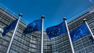 Drapeaux de l’Union européenne devant la façade du Berlaymont à Bruxelles.