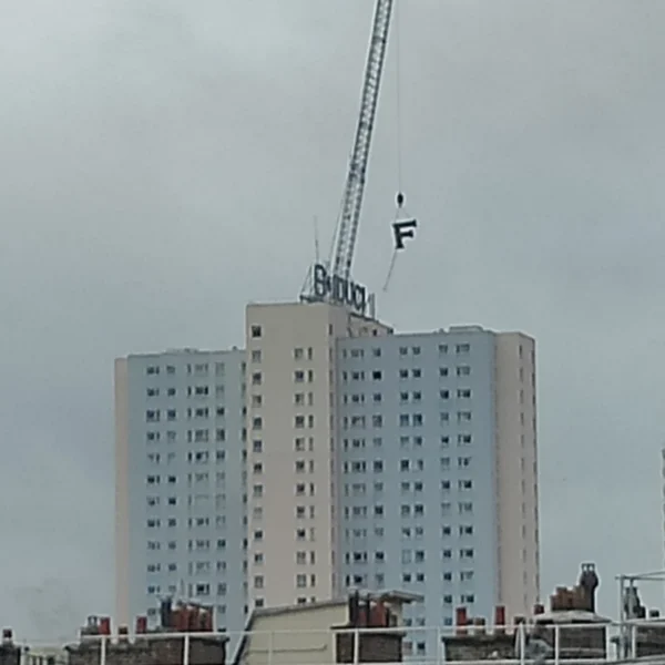 Enseigne Fiducial en cours d’installation sur la tour Super Chapelle à Paris.