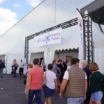 Des visiteurs devant le stand France Travail à la Foire de Châlons-en-Champagne.