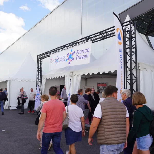 Des visiteurs devant le stand France Travail à la Foire de Châlons-en-Champagne.