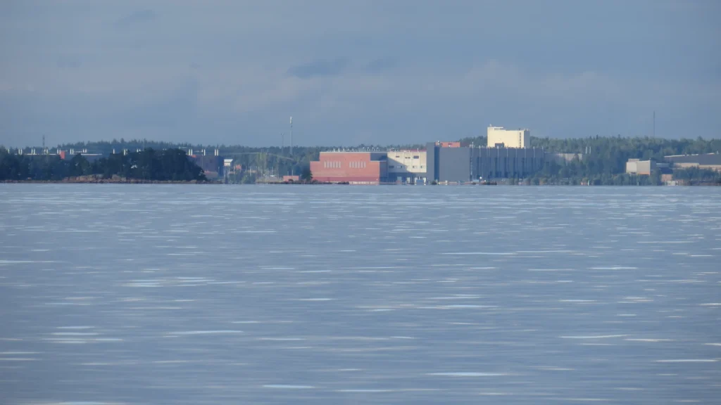 Bâtiments du centre de données Google à Hamina, en Finlande, vus depuis l’eau.