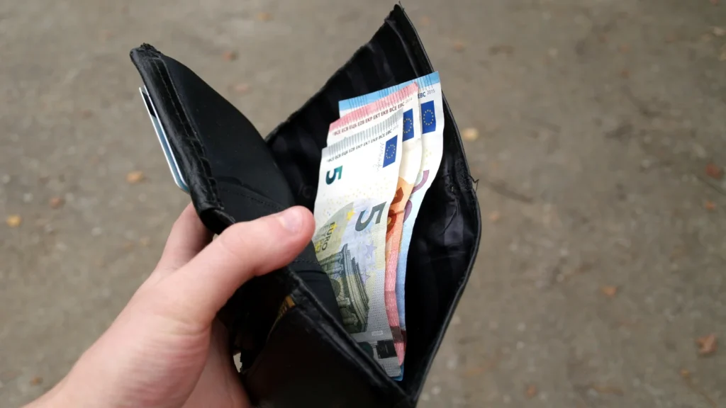 Hausse du Smic : Lescure ouvre la discussion avant janvier