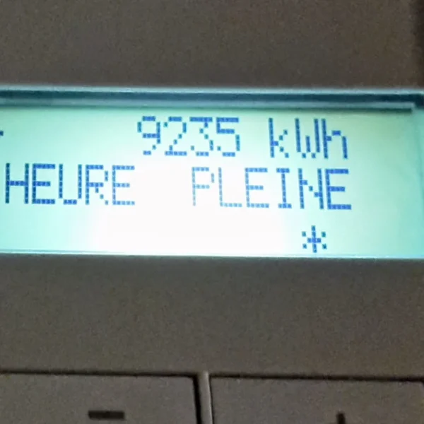 Écran d’un compteur Linky affichant un index en heures pleines, en illustration des heures creuses EDF.