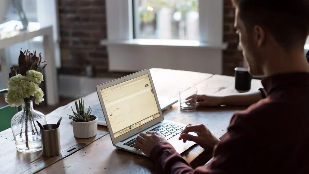 IA et jeunes actifs : illustration d’une personne travaillant sur ordinateur dans un bureau.