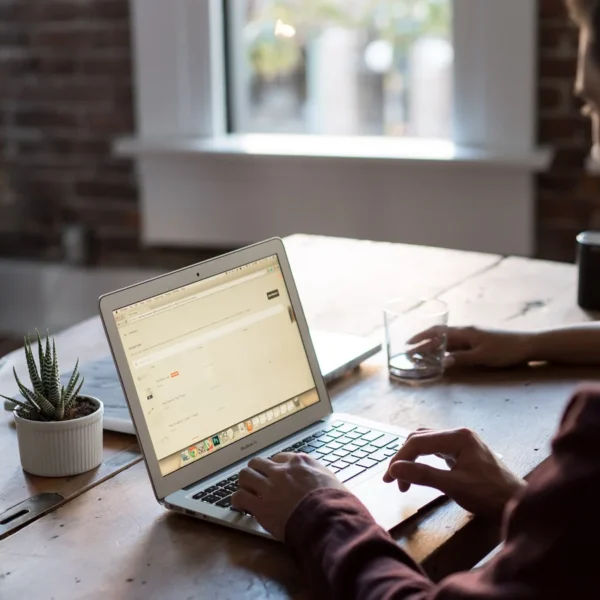 IA et jeunes actifs : illustration d’une personne travaillant sur ordinateur dans un bureau.
