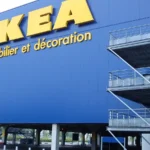 Façade bleue d'un magasin Ikea à Tours, avec le logo jaune et l'inscription « Mobilier et décoration »