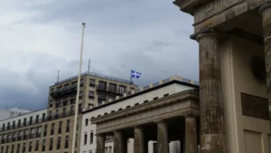 Drapeau québécois sur un bâtiment à Berlin, en illustration du débat sur l’indépendance du Québec.