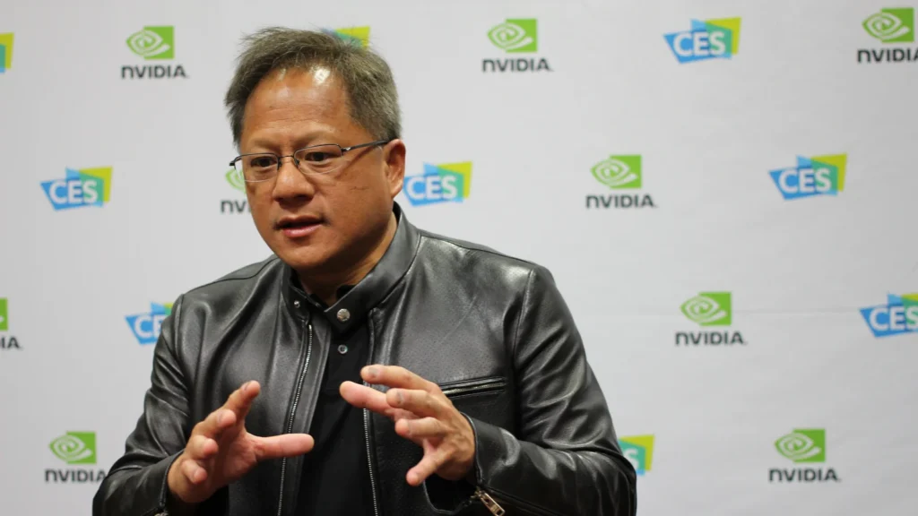 Jensen Huang, PDG de Nvidia, devant un fond portant les logos Nvidia et CES.