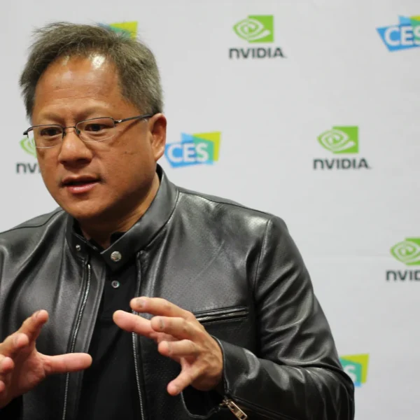 Jensen Huang, PDG de Nvidia, devant un fond portant les logos Nvidia et CES.