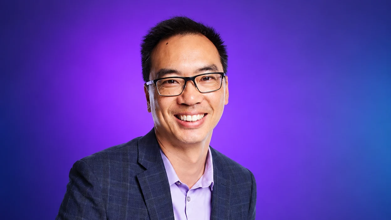 Portrait de Kerman Lau, nouveau directeur financier de Starburst, sur fond bleu et violet