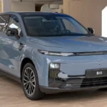 Leapmotor B10 bleu présenté de trois quarts avant à l’IAA Mobility de Munich.