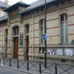 Entrée et façade en briques du lycée Molière à Paris, vues depuis la rue