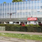 Façade du magasin Lapeyre au Chesnay et enseigne de la marque.