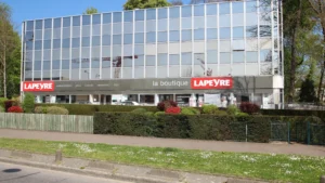 Façade du magasin Lapeyre au Chesnay et enseigne de la marque.